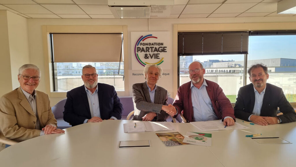 signature-de-la-convention-avec-l-asso-partage-vie