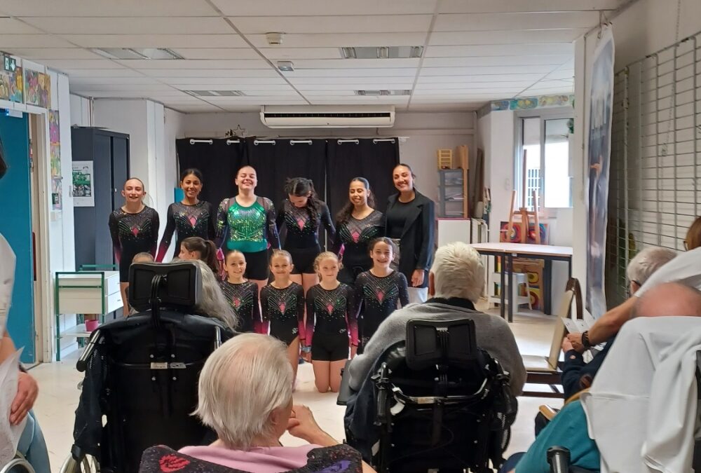 De jeunes gymnastes au service des longs séjours du centre hospitalier de Vichy